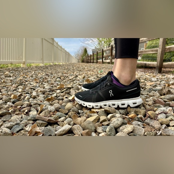 ON Cloud Running Shoes Womens Size 9.5 Black White Comfort - Picture 3 of 9